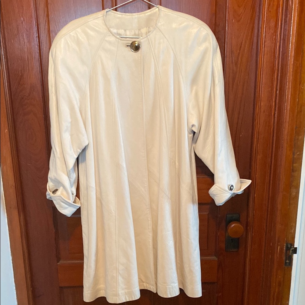 🔥🔥🔥🔥🔥Vintage Siena Studio white leather coat. Pockets & fully lined.
